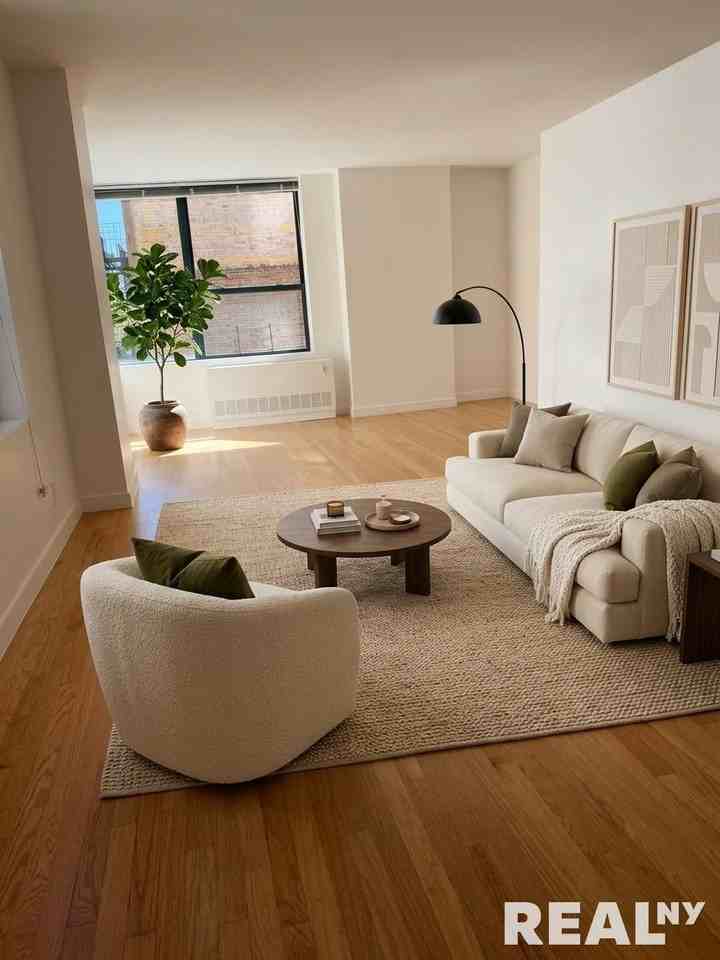 W 87th St #5A - Photo 2 of 4
