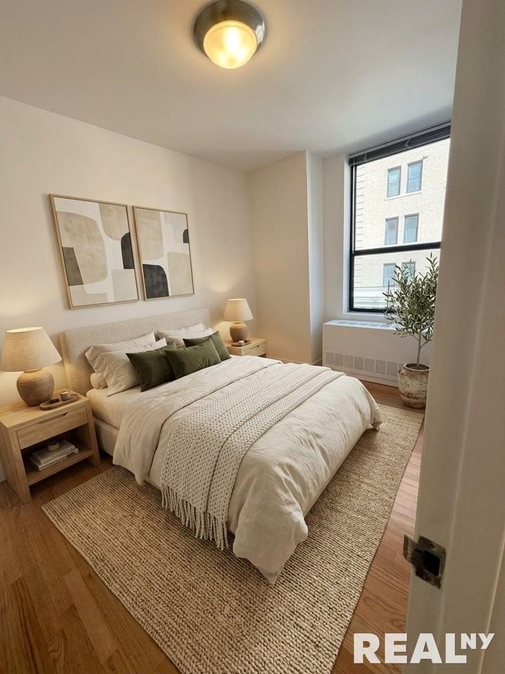 W 87th St #5A - Photo 3 of 4