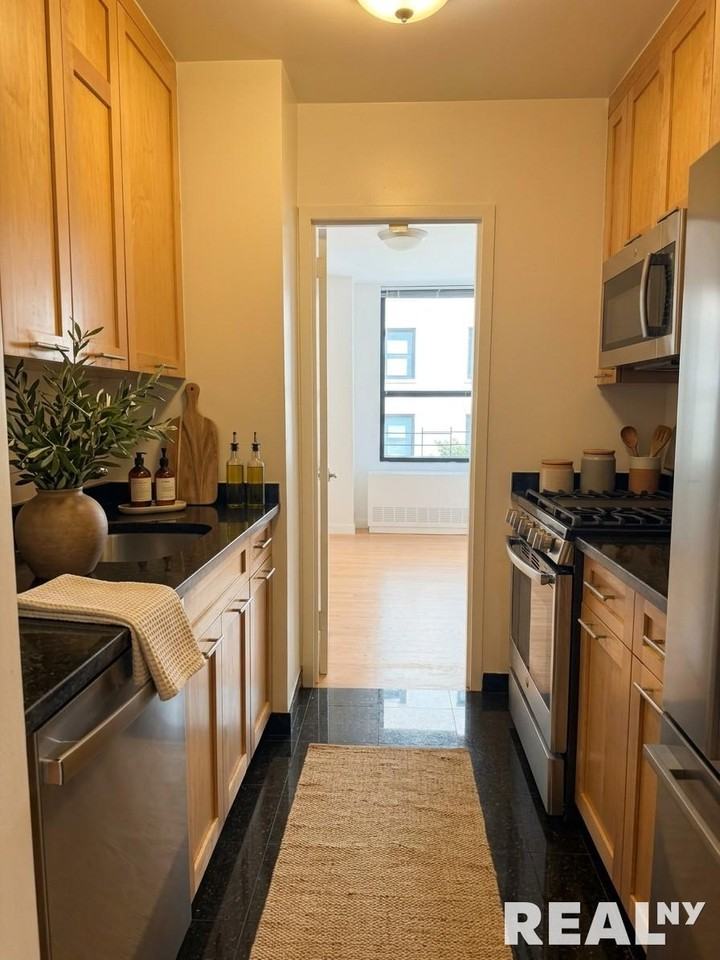 W 87th St #5A - Photo 4 of 4
