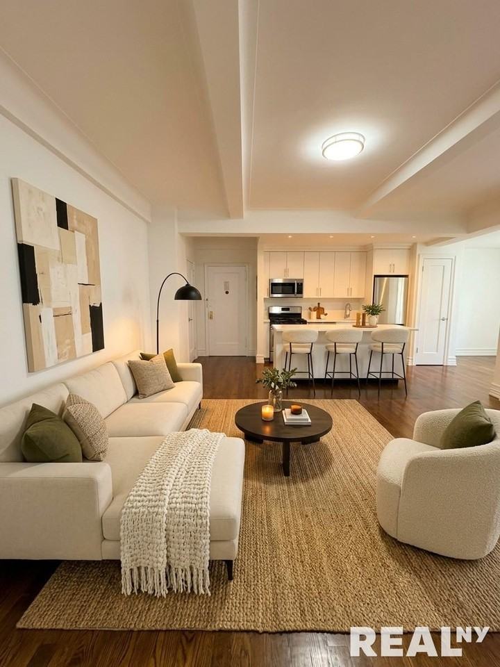 W 68th St #8A - Photo 2 of 4