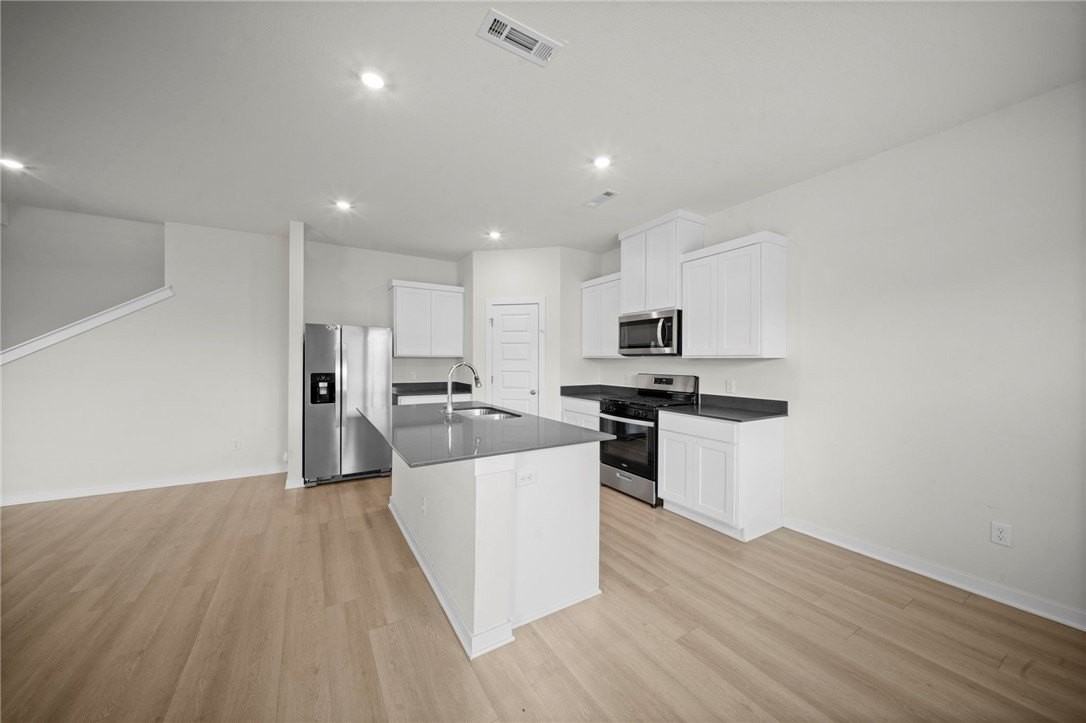 3844 Pinecrest St - Photo 6 of 30
