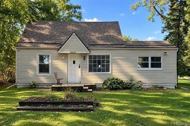 28018 Powers St - Photo 2 of 36