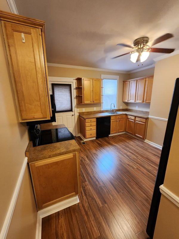 133 Howard St - Photo 3 of 12