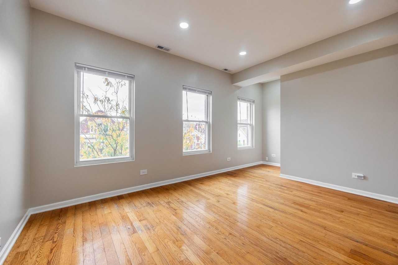 1118 W 17th St #3 - Photo 6 of 25