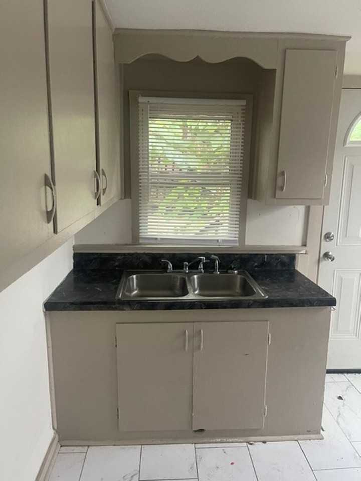923 E 14th Ave - Photo 4 of 5