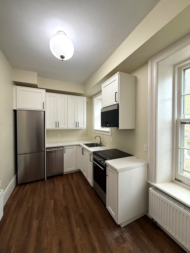 214 Woolwich St - Photo 4 of 12
