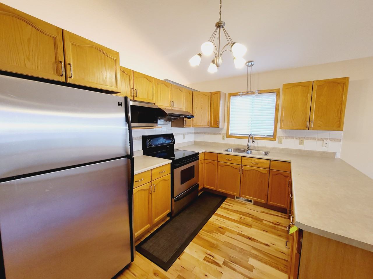 568 Glenwright Cres Nw - Photo 3 of 20