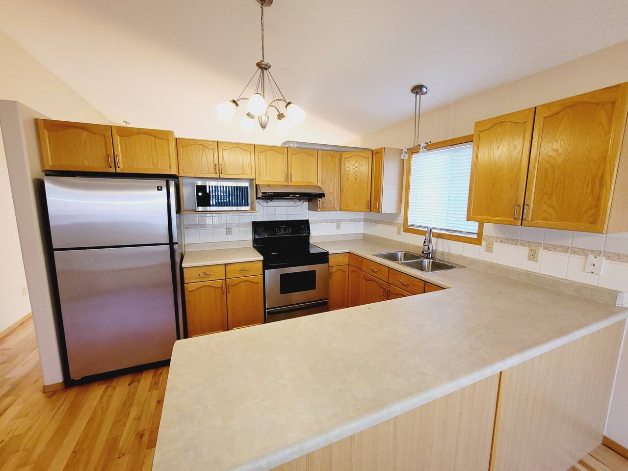 568 Glenwright Cres Nw - Photo 4 of 20