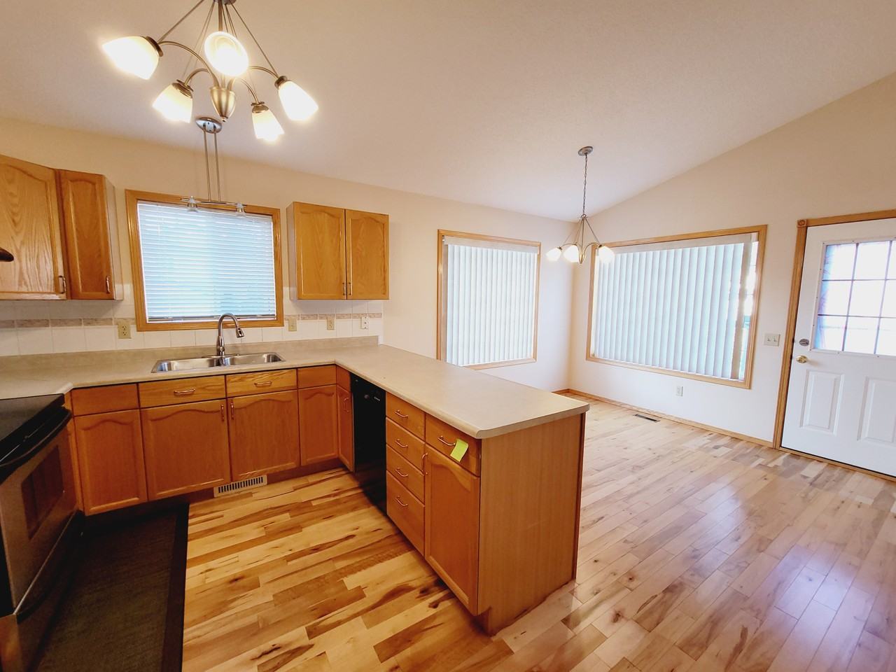 568 Glenwright Cres Nw - Photo 5 of 20
