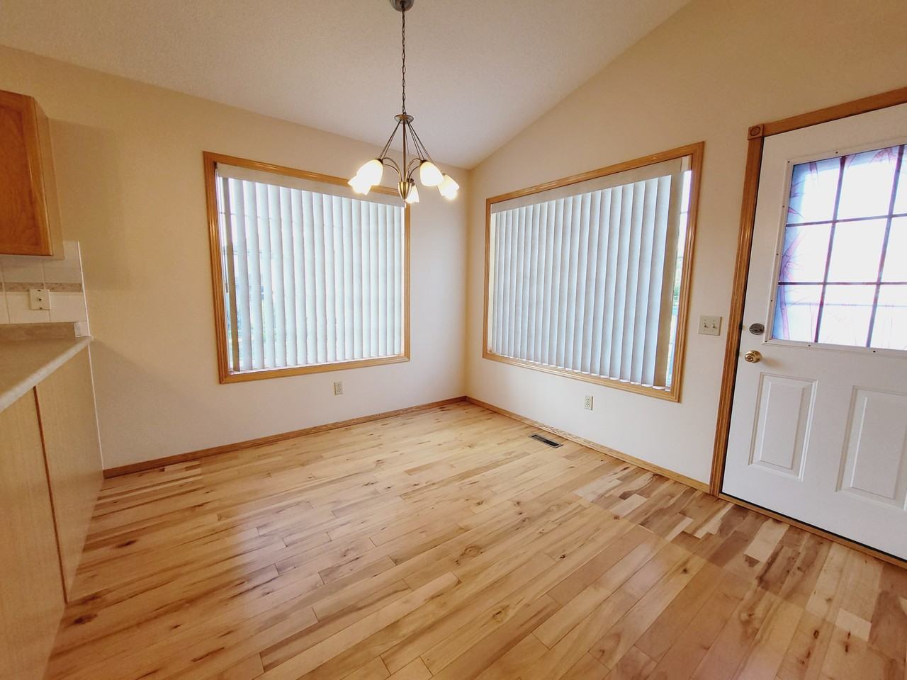 568 Glenwright Cres Nw - Photo 6 of 20