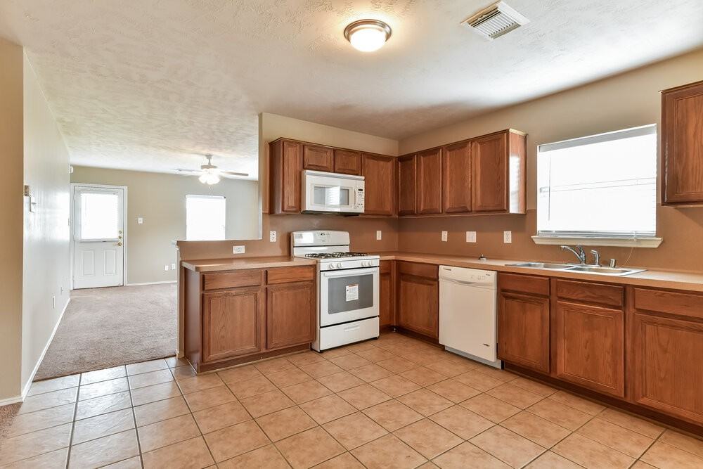 7911 Northfork Hollow Ln - Photo 6 of 15