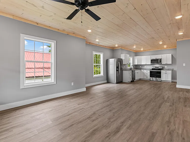 545 6th St - Photo 3 of 10