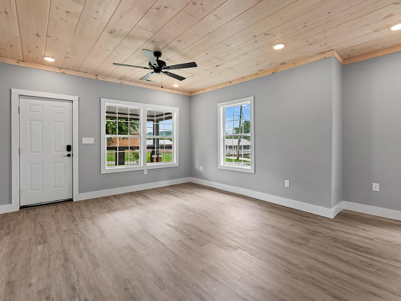 545 6th St - Photo 4 of 10
