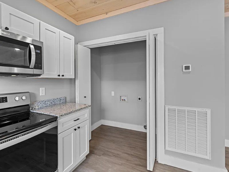 545 6th St - Photo 5 of 10