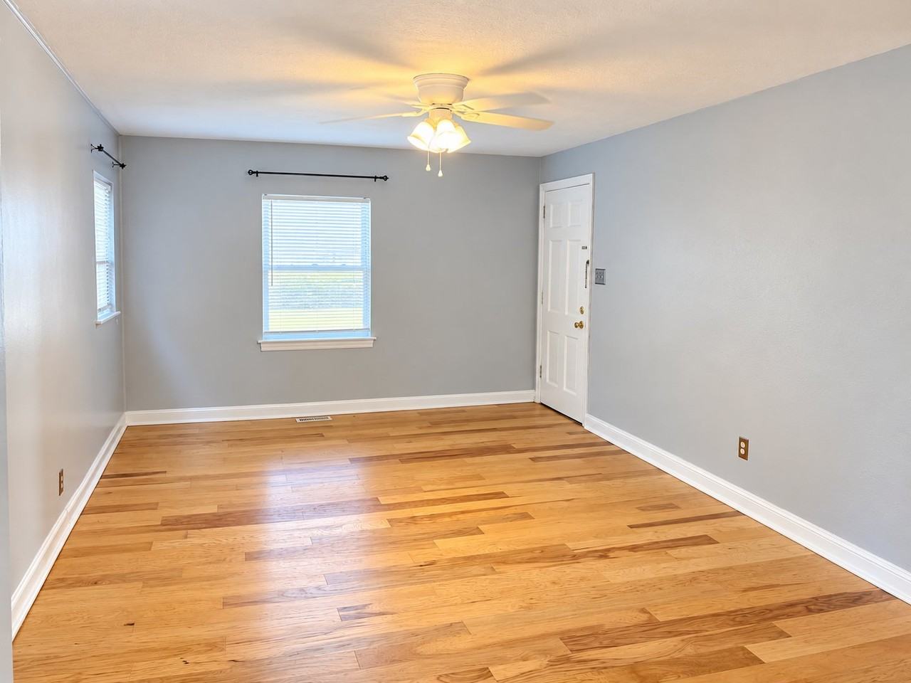 313 9th Ave W - Photo 2 of 7