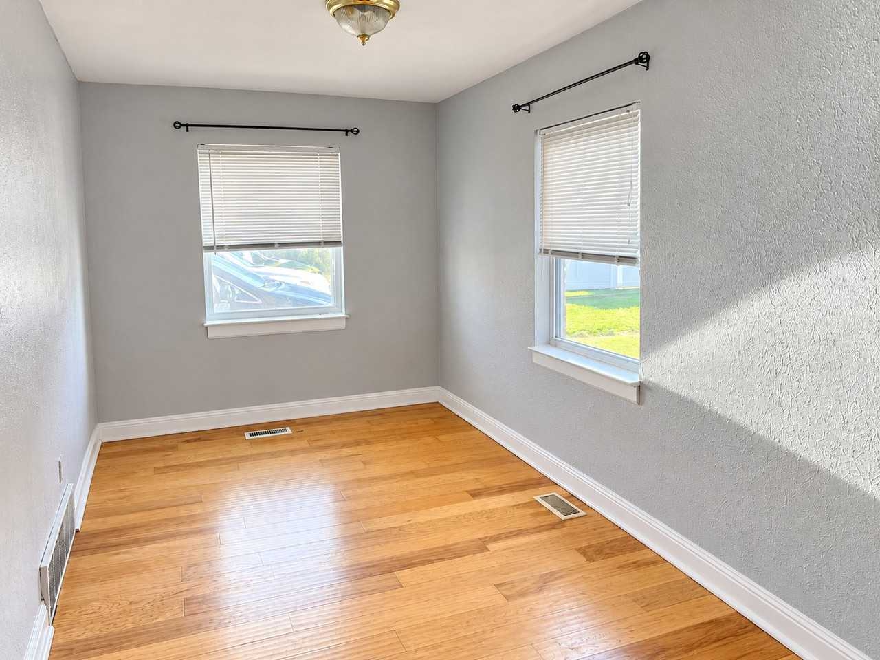 313 9th Ave W - Photo 3 of 7