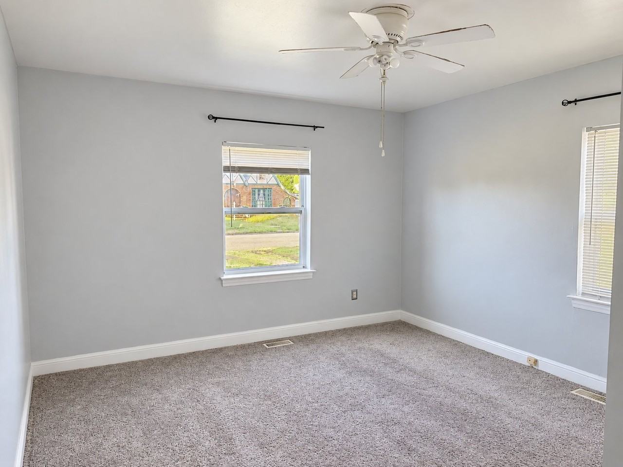 313 9th Ave W - Photo 6 of 7