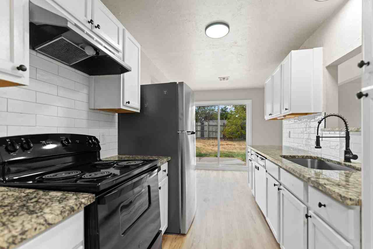 1401 Sw 64th St - Photo 3 of 16