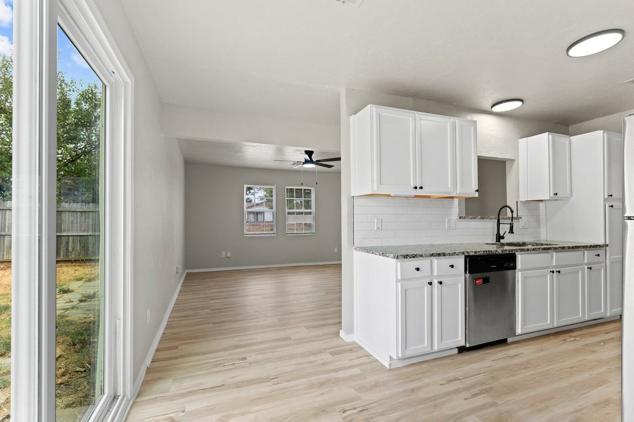 1401 Sw 64th St - Photo 4 of 16
