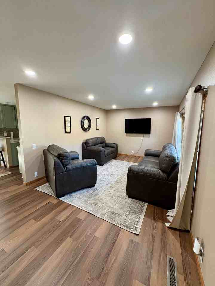 1709 Terrace Dr - Photo 2 of 17