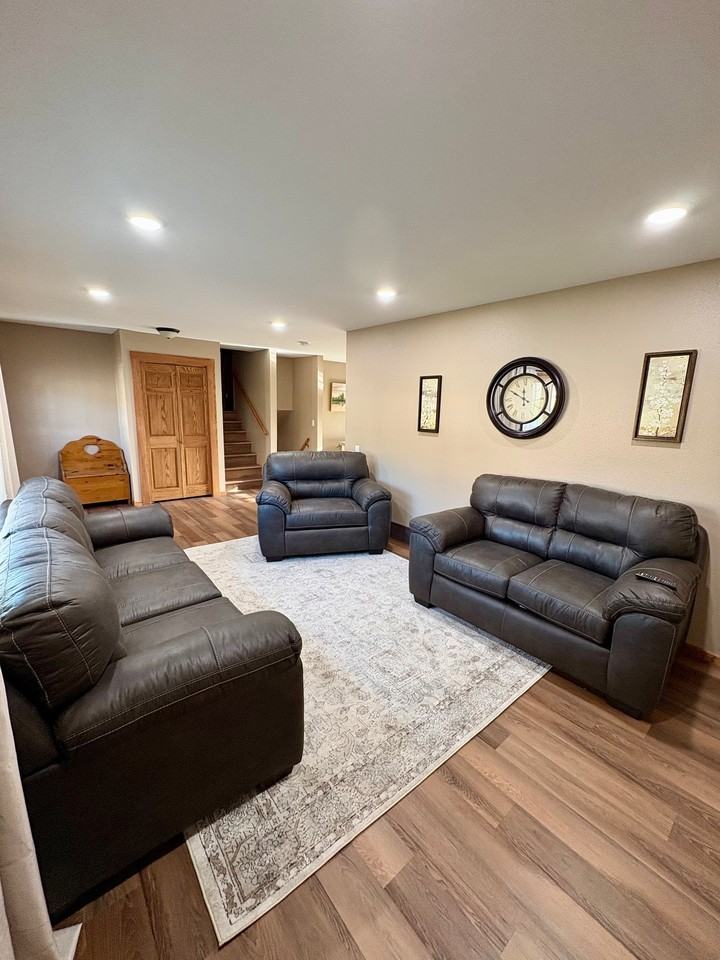 1709 Terrace Dr - Photo 3 of 17