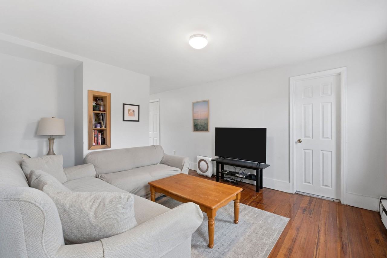 526 Medford St #1 - Photo 4 of 15