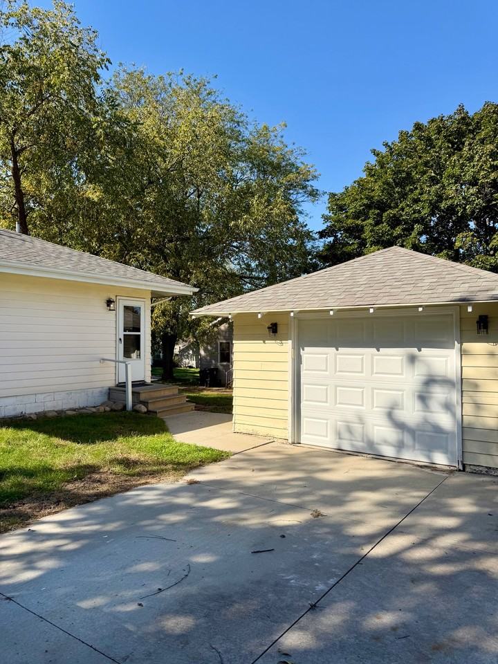 1522 Olive St - Photo 2 of 17