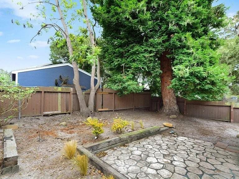1323 Lawton Ave - Photo 3 of 8