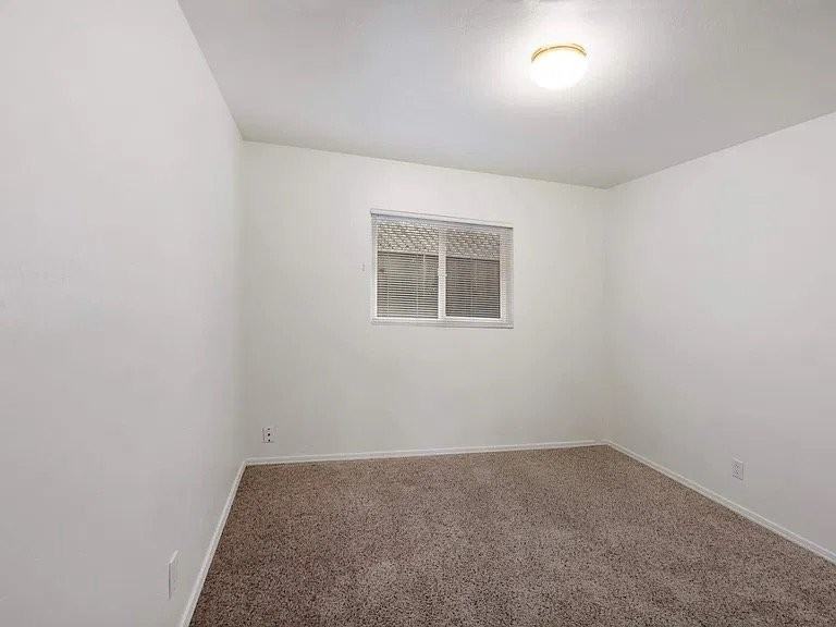 1323 Lawton Ave - Photo 5 of 8
