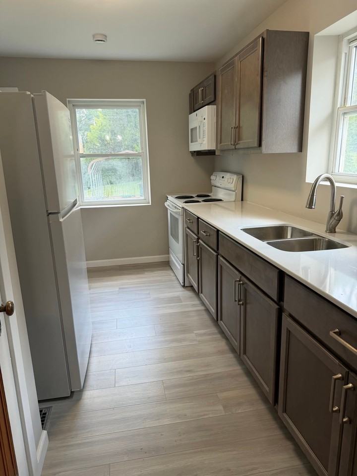 3934 Roswell Ave - Photo 5 of 9