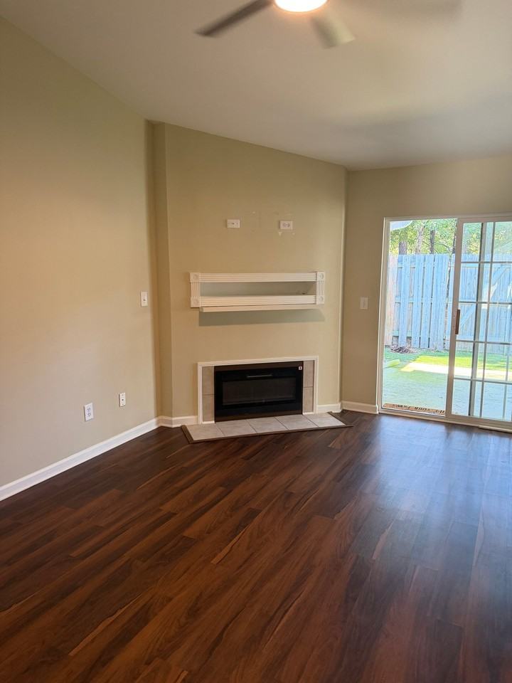 1647 Dexter Ln - Photo 3 of 18