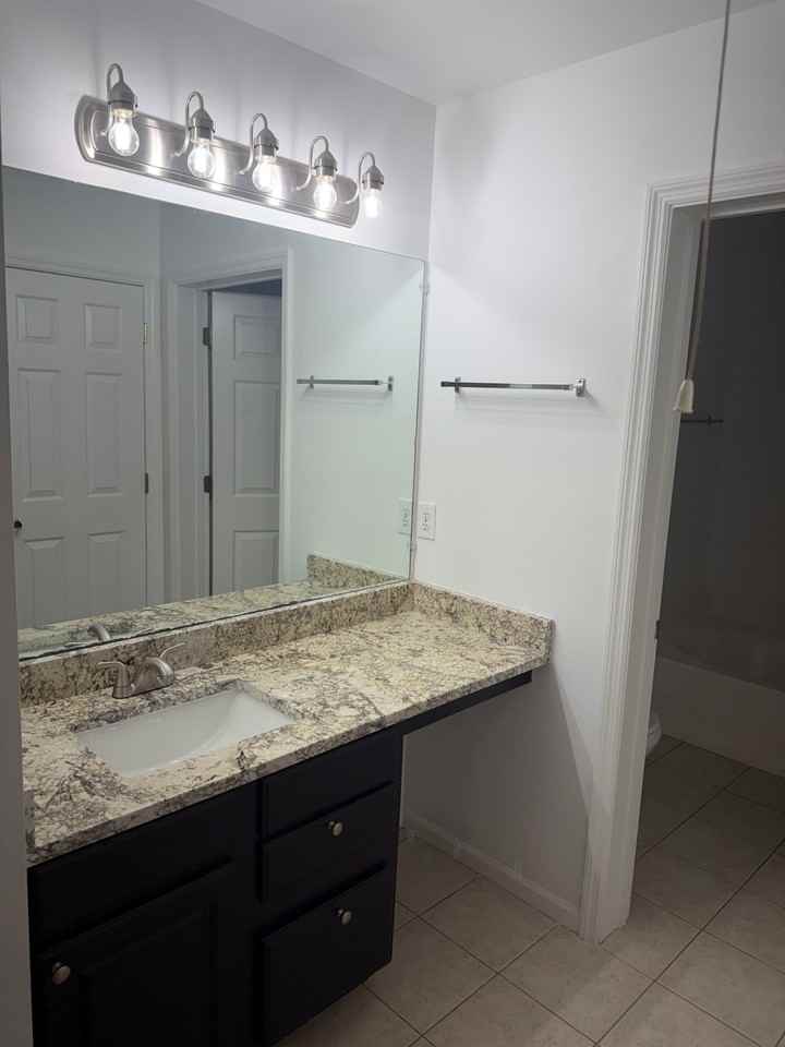 1647 Dexter Ln - Photo 4 of 18