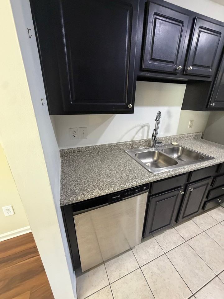 1647 Dexter Ln - Photo 6 of 18