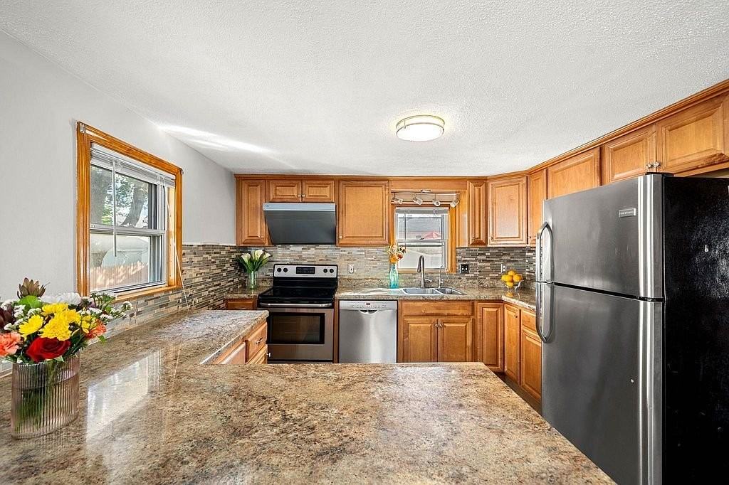 62 Armand Ave - Photo 4 of 19