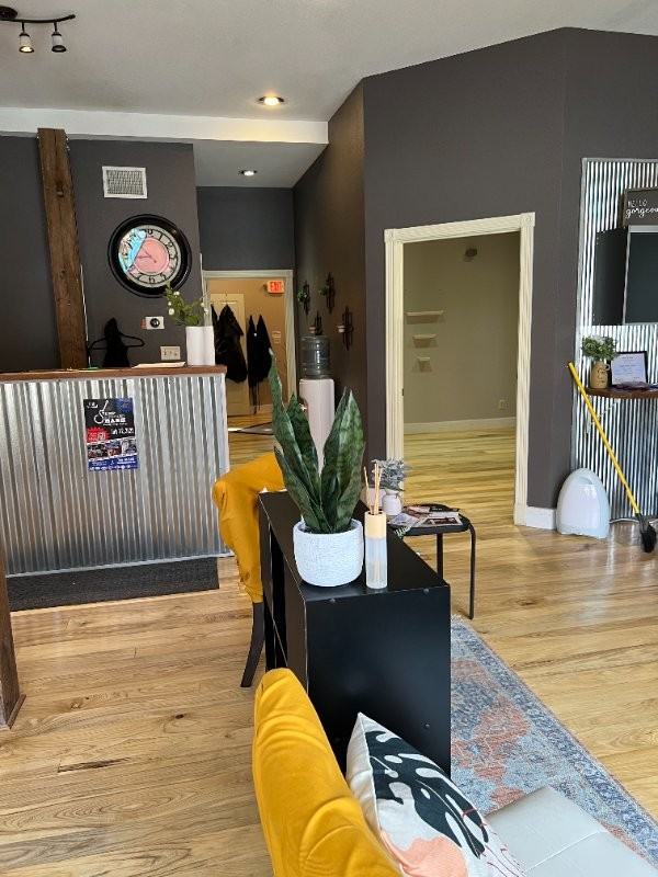 219 Salon Frontand - Photo 3 of 11