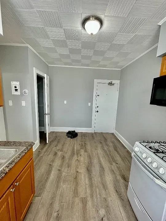 241 E 9th St #2 - Photo 2 of 5
