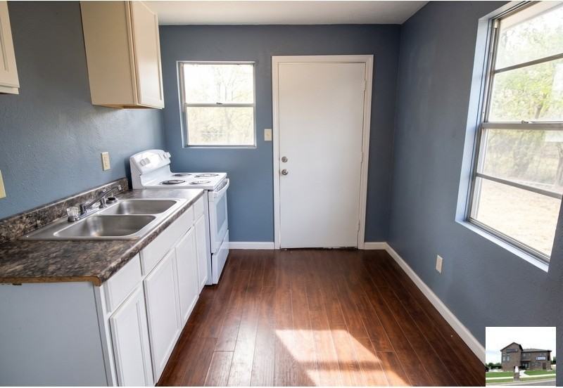 713 W Avenue B - Photo 5 of 36
