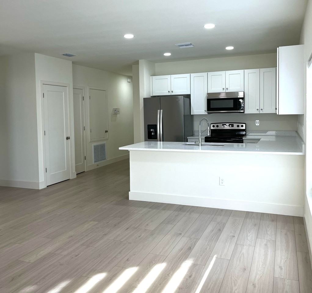 925 13th Ave S #NA - Photo 5 of 10