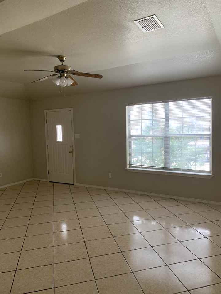 121 Ramon Cardenas Dr #D - Photo 3 of 11