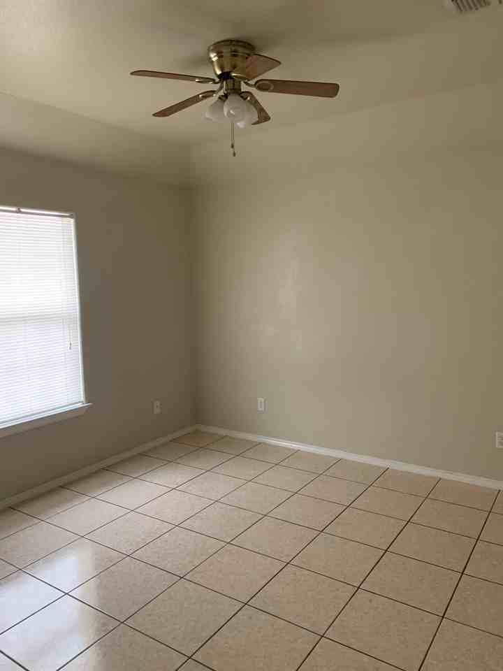 121 Ramon Cardenas Dr #D - Photo 5 of 11