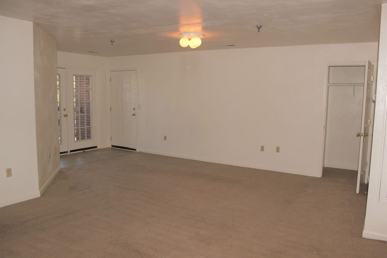 103 Collegiate Ct - Photo 6 of 9