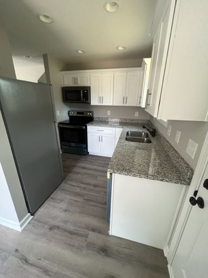 320 S Magnolia St - Photo 4 of 8