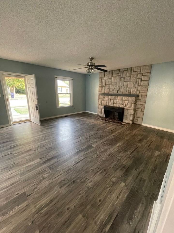 1107 Nelson St - Photo 2 of 10