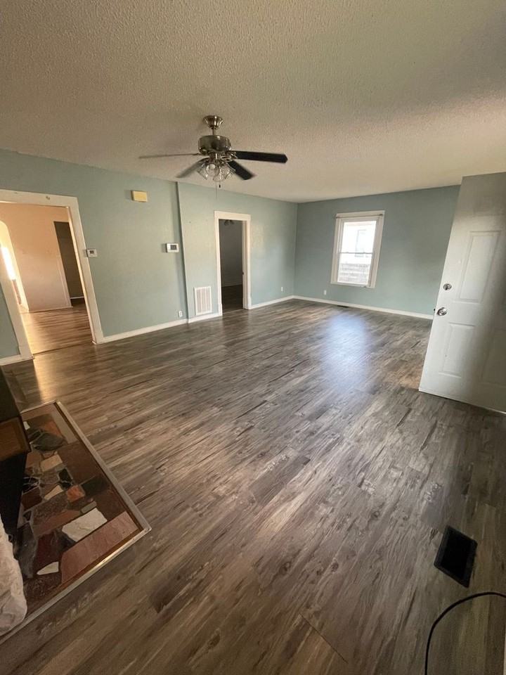 1107 Nelson St - Photo 3 of 10