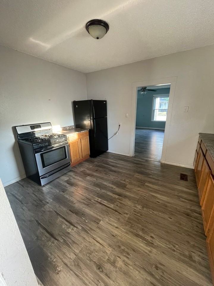 1107 Nelson St - Photo 4 of 10