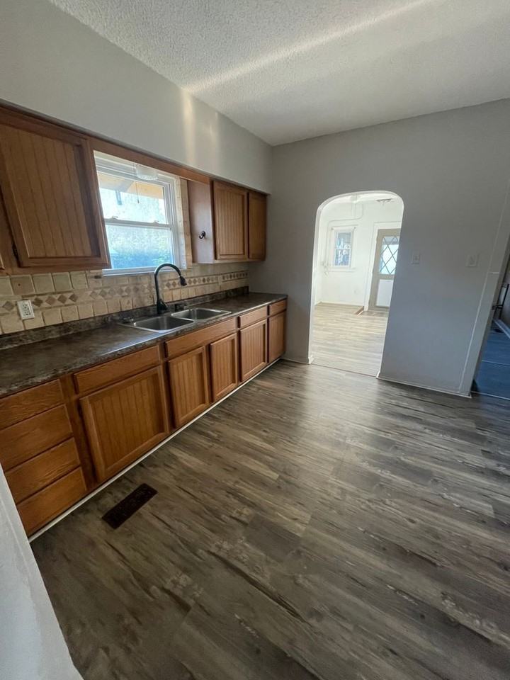 1107 Nelson St - Photo 5 of 10