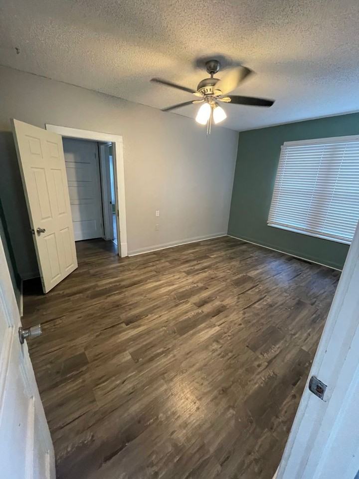 1107 Nelson St - Photo 6 of 10
