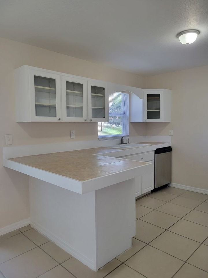 113 Harbor Dr - Photo 7 of 19