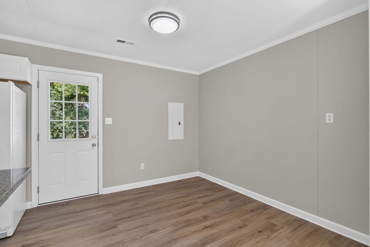 1803 Somerville Dr - Photo 4 of 12
