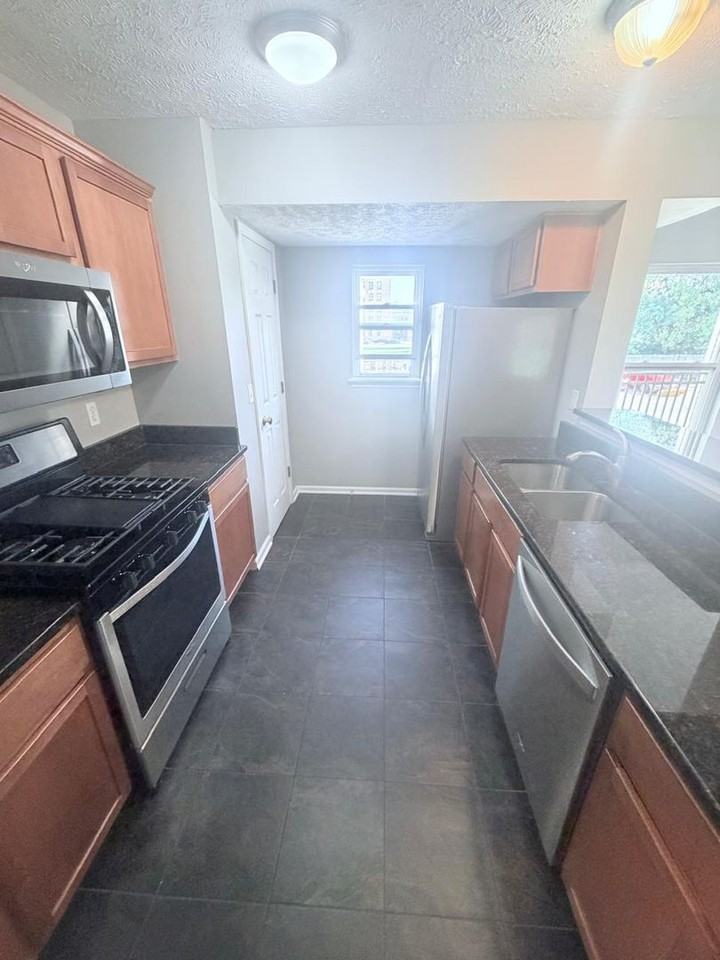 4052 Cedar Ave - Photo 7 of 49